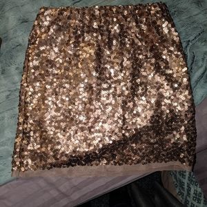 Pretty sequined fitted mini skirt. Rose gold color